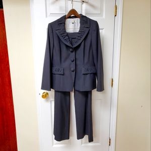 Tahari Black pantsuit sz 16